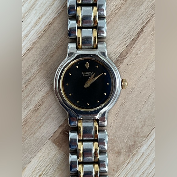 Seiko Ladies Watch Vintage Two Tone Bracelet Black Dial Gold  Tone Markers Hands - Picture 3 of 14